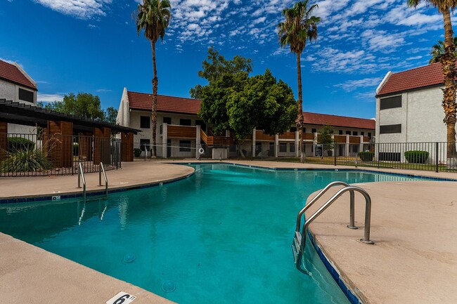 MadEry Apartments in Tempe, AZ - Foto de edificio - Building Photo