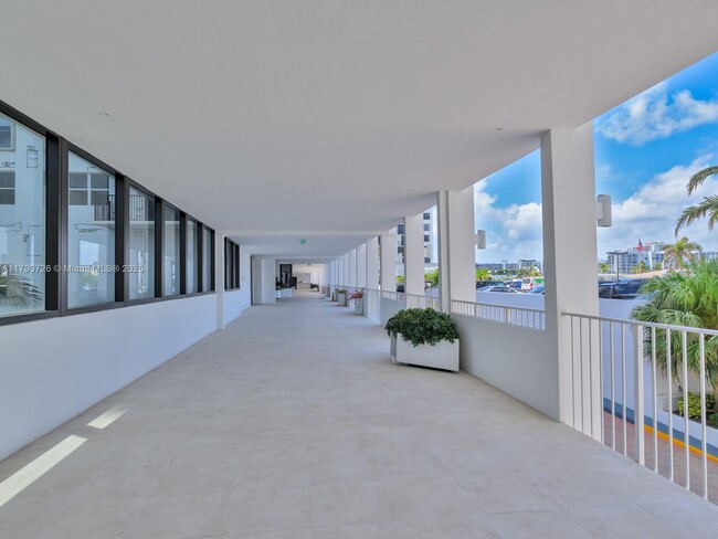2101 S Ocean Dr, Unit 401 in Hollywood, FL - Building Photo - Building Photo