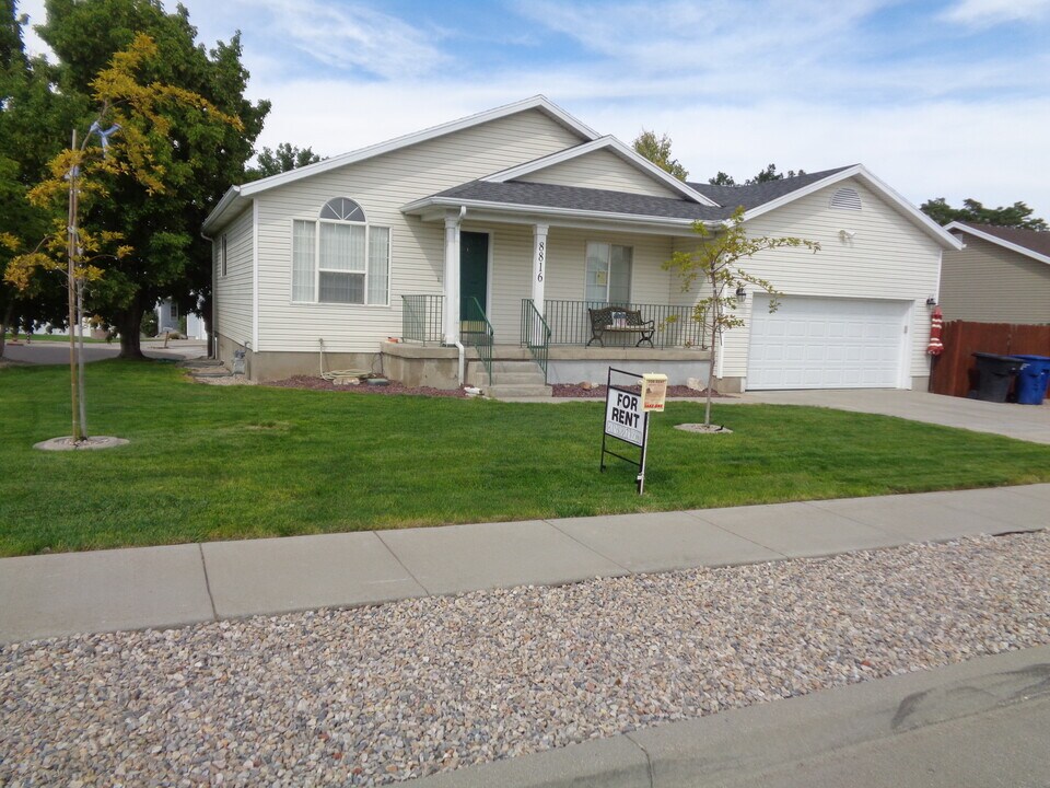 8816 W Florence Dr in Magna, UT - Building Photo