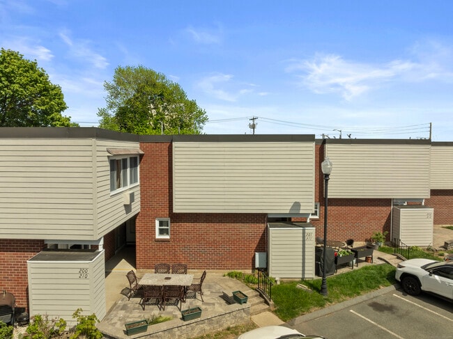 211 W Walk in West Haven, CT - Building Photo - Building Photo