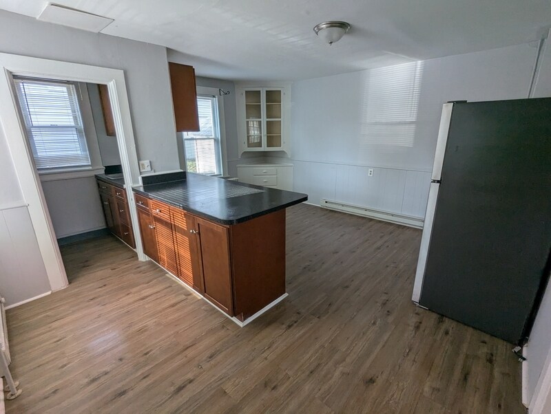 10 Suffield St in Windsor Locks, CT - Building Photo