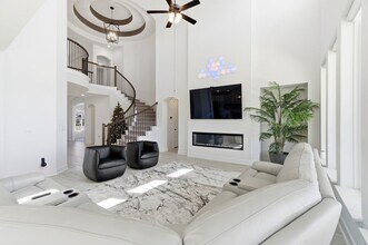 396 Hollister Dr in Liberty Hill, TX - Foto de edificio - Building Photo