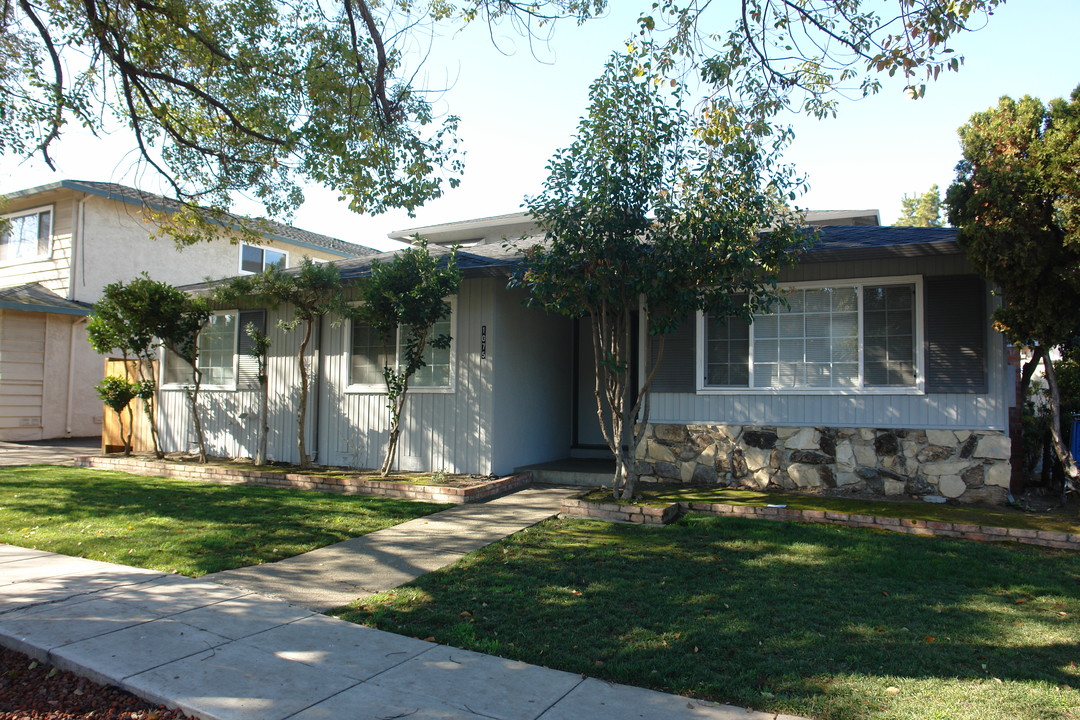 1075 Oakmont Dr in San Jose, CA - Building Photo