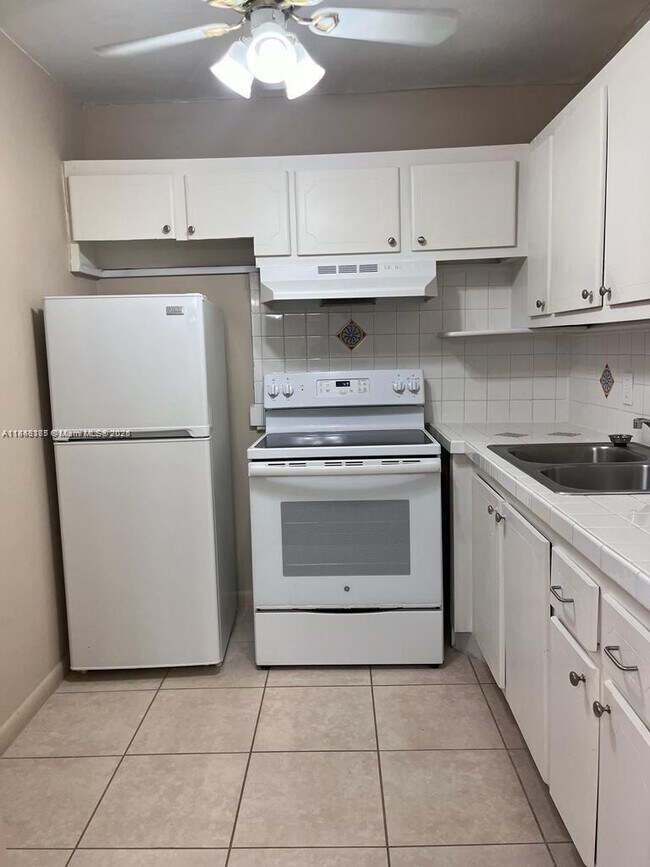 145 Canterbury F in West Palm Beach, FL - Building Photo - Building Photo