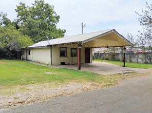 302 E 11th St in Mount Pleasant, TX - Building Photo - Building Photo