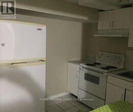 8 Ryecliffe Ct in Toronto, ON - Building Photo - Building Photo