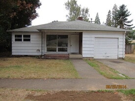 235 SW Laurel St in Junction City, OR - Building Photo