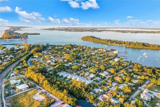 6925 Longboat Dr S in Longboat Key, FL - Foto de edificio - Building Photo