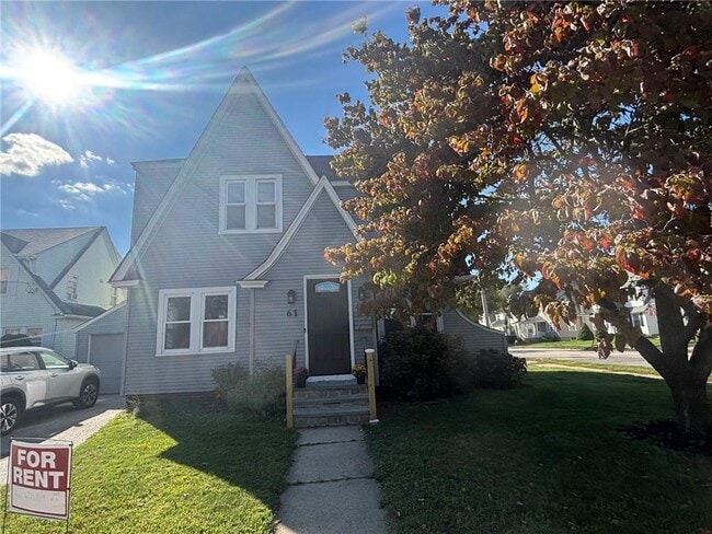 61 Warwick Ave in Cranston, RI - Building Photo - Building Photo