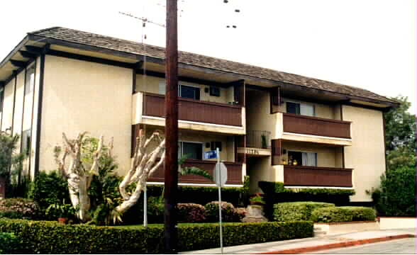 11285 Charnock Rd in Los Angeles, CA - Foto de edificio