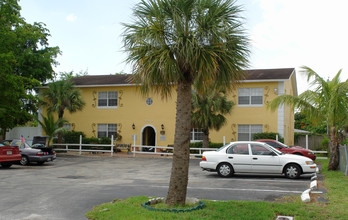 240 NW 42nd St in Oakland Park, FL - Building Photo - Building Photo