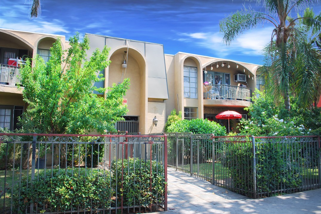 Rayen Apartments in Panorama City, CA - Foto de edificio