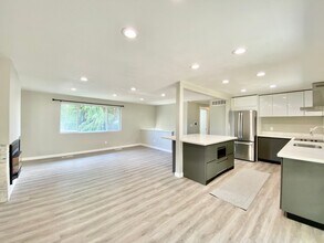 15834 SE 4th St in Bellevue, WA - Building Photo - Building Photo