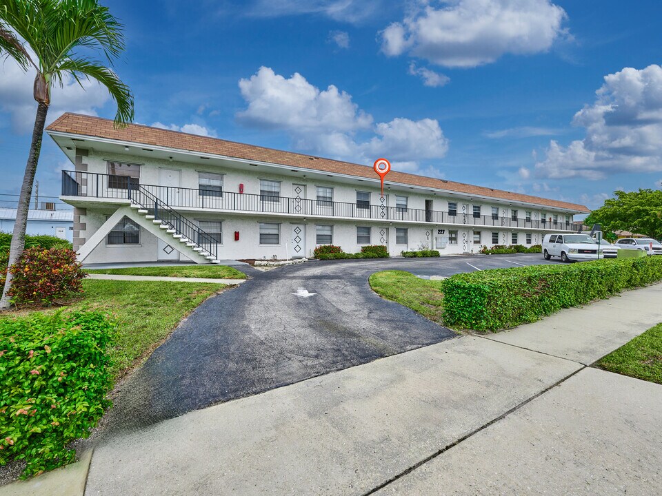 227 Castlewood Dr in North Palm Beach, FL - Building Photo
