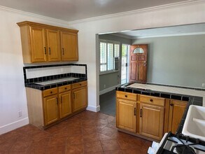 175 W Linden Ct-Unit -#B in Burbank, CA - Building Photo - Building Photo