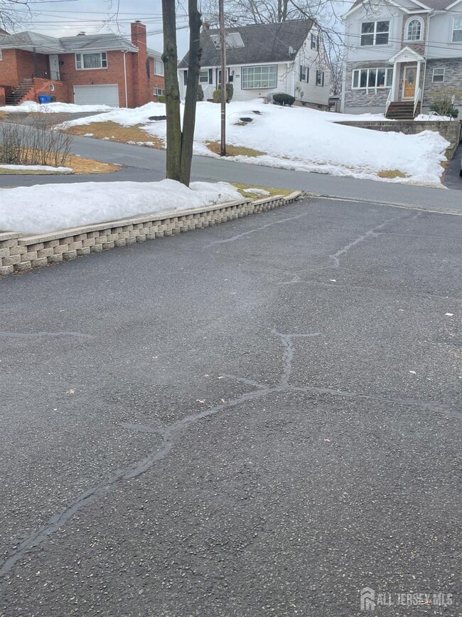 92 Holly Rd in Woodbridge Township, NJ - Building Photo - Building Photo