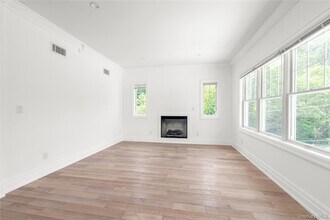20 Secatoag Ave, Unit 2B in Port Washington, NY - Building Photo - Building Photo