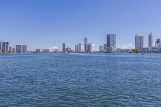 3925 NE 171 St in Miami, FL - Building Photo - Building Photo