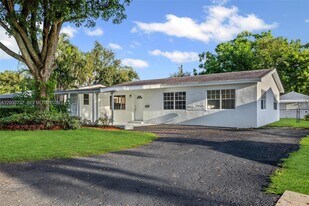 6825 SW 12th St in Pembroke Pines, FL - Building Photo