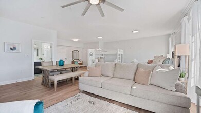 10343 E County Hwy 30A in Seacrest, FL - Foto de edificio - Building Photo