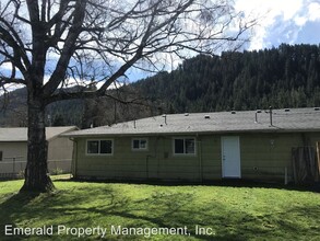 47693 Beaver St in Oakridge, OR - Foto de edificio - Building Photo