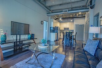 550 W Peachtree St NW in Atlanta, GA - Building Photo - Building Photo