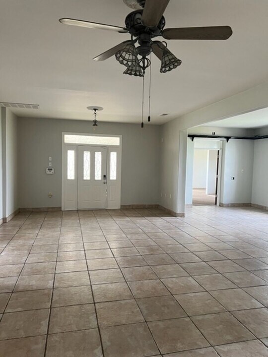 1002 E Hosking Ave in Bakersfield, CA - Building Photo