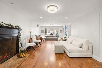 232 N Country Rd in Mount Sinai, NY - Foto de edificio - Building Photo