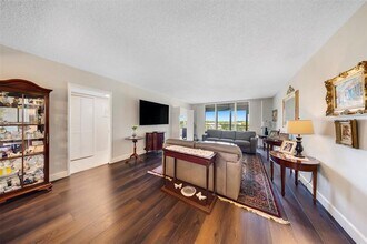 3960 Oaks Clubhouse Dr in Pompano Beach, FL - Building Photo - Building Photo