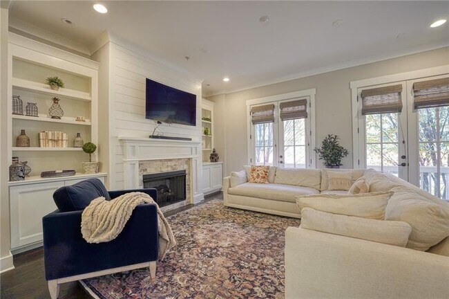 property at 984 Memorial Walk SE