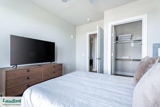 300 E Broad St, Unit 327 in Savannah, GA - Building Photo - Building Photo