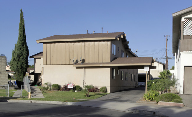 521 Ridgeway Ln in La Habra, CA - Foto de edificio - Building Photo