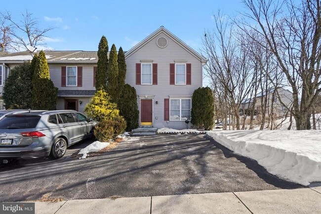 54 Woodmyre Ln in Enola, PA - Foto de edificio - Building Photo