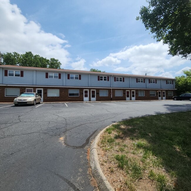 552 S Cherry St in Kernersville, NC - Building Photo - Building Photo