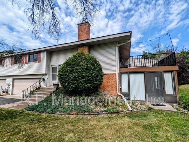 4118 Sylvia Ln S in Shoreview, MN - Building Photo - Building Photo