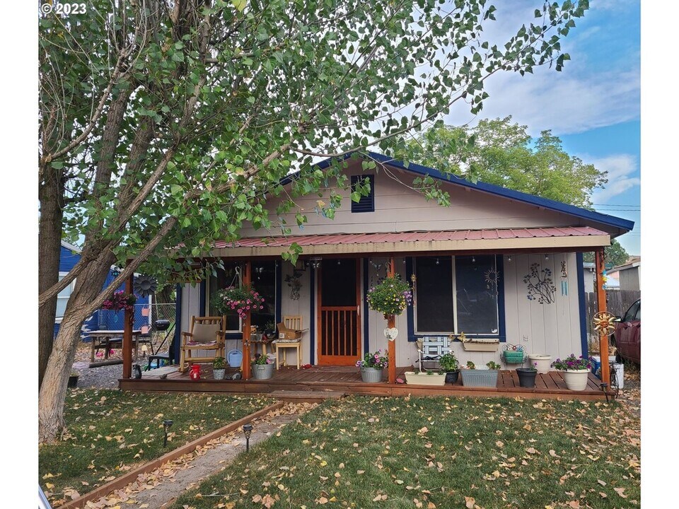 155 N 17th Ave in Elgin, OR - Building Photo