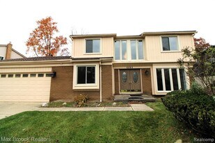 6895 Indian Creek Dr in West Bloomfield Township, MI - Building Photo