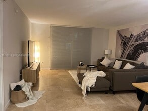 1200 Brickell Bay Dr in Miami, FL - Building Photo - Building Photo