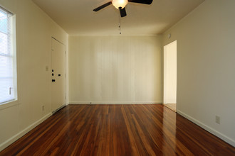 Admiral Brittany Apartments in Corpus Christi, TX - Building Photo - Interior Photo