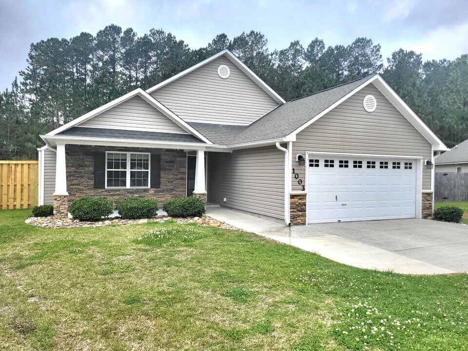 1003 Summerfield Ct in Jacksonville, NC - Building Photo
