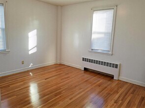 248 Park St, Unit 1 in Medford, MA - Foto de edificio - Building Photo