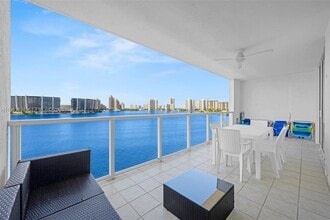 18100 N Bay Rd in Sunny Isles Beach, FL - Building Photo - Building Photo