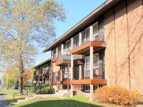 Franklin Park Apartments in East Syracuse, NY - Building Photo