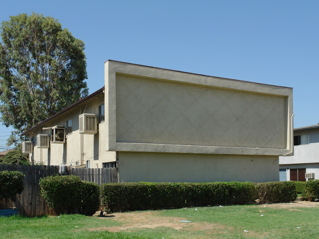 484 Penrose Dr in Corona, CA - Building Photo - Building Photo