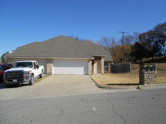 202 Rentz Pl Cir in Weatherford, TX - Building Photo
