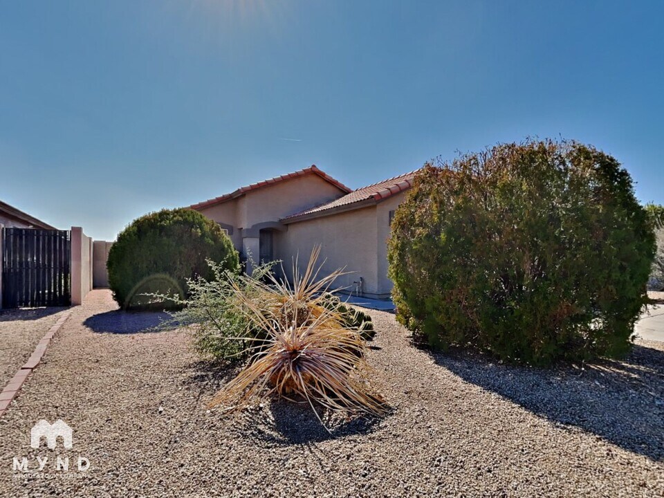 13583 W Saguaro Ln in Surprise, AZ - Building Photo