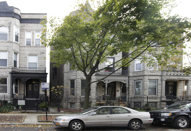 933 W Newport Ave in Chicago, IL - Foto de edificio - Building Photo