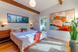 1560 Ronne Dr in Santa Rosa, CA - Foto de edificio - Building Photo