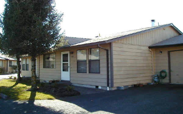 901-943 NE Cochran Ave in Gresham, OR - Building Photo - Building Photo