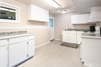 10409 NE 130th St, Unit Lower floor in Kirkland, WA - Foto de edificio - Building Photo